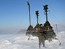 Der Wind fegt den Schnee über den Bergrücken - die Funkverbindung hält.