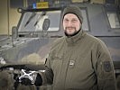 Oberwachtmeister Gerald Schlüter-Polt mit einem Eisgreifer für seine M-109 Panzerhaubitze.