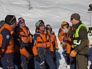 Soldaten und Bergretter beim gemeinsamen Training.