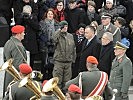 Van der Bellen mit Verteidigungsminister Doskozil, General Commenda und Soldaten der Garde.