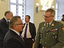 Karl-Heinz Kamp im Gespräch mit Oberst Otto Naderer vom Institut für Strategie und Sicherheitspolitik.