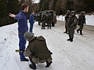 Die Soldaten üben das Durchsuchen von verdächtigen Personen.