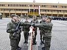 Stellvertretend für ihre Kameraden sprechen die Rekruten das Treueglöbnis an der Insignie.