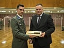 Verteidigungsminister Doskozil mit dem Lehrgangsbesten, Wachtmeister Obojes.