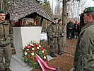 Oberst Ulfried Khom bei der Kranzniederlegung bei der Gedenkstätte am Waidischbach.
