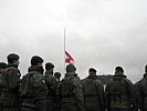 Die Bundesdienstflagge wehte auf Halbmast.