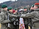 Sechs Rekruten der angetretenen Verbände sprechen das Treuegelöbnis an der Insignie der 7. Jägerbrigade.