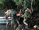 Im Dschungel lernen die Soldaten, einen Verletzten zu bergen.