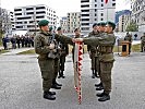 Stellvertretend für ihre Kameraden legten vier Rekruten das Gelöbnis an der Fahne ab.