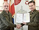 Sektionsleiter Generalleutnant Norbert Gehart, l., und der Leiter des neuen Kommandos, Brigadier Hermann Kaponig.