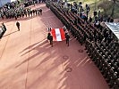 Zur Flaggenparade wird die Dienstflagge des Bundes hereingetragen.