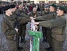 Diese vier Rekruten legten stellvertretend für alle ihre Hand auf die Insignie.