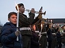 Die Jungen des Fußballvereins waren mit Fackeln dabei.