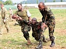 Afrikanische Soldaten beim Erste-Hilfe-Training.