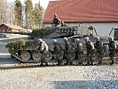 Kampfpanzer unterstützen die Infanteristen.