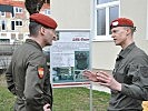 Brigadier Hermann Kaponig, l., im Gespräch mit einem Unteroffizier.