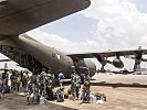 Nigerianische Soldaten vor einer C-130 "Hercules" des Bundesheeres.