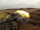 Die Soldaten schießen mit dem Panzerabwehrrohr.