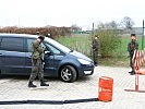 Soldaten kontrollieren ein Fahrzeug.