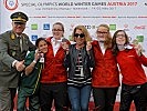 Militärkommandant Heinz Zöllner und Olympiasiegerin Emese Hunyady mit den erfolgreichen Sportlern.