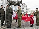 Flaggenparade gemeinsam mit Jugendlichen von Rotem Kreuz und Feuerwehr.