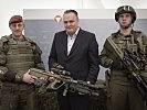 Minister Hans Peter Doskozil mit neuer Ausrüstung und Bewaffnung für die Soldaten.