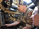 Brigadier Rüdin bei der elektrisch fernbedienbaren Waffenstation.