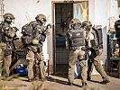 Übung: Die Soldaten der Militärpolizei beim Zugriff.