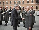 General Othmar Commenda begrüßt Bundespräsident Alexander Van der Bellen.