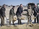 Minister Doskozil beim Spatenstich für den Bau des "Task Group"-Gebäudes.