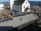 Die Angelobung am Kirchplatz in Langen bei Bregenz.