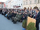 Bürgermeister Hemmer bei der Begrüßung der Angehörigen und Ehrengäste.