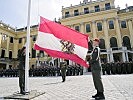 Flaggenparade vor dem Schloss Schönbrunn.