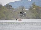 Helfer der Wasserrettung sprangen aus dem Hubschrauber in die Drau.