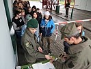 Rund 100 junge Frauen kommen zum Girls' Day in die Walgau-Kaserne.