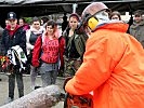 Eine Besucherin beim praktischen Arbeiten mit der Motorsäge.