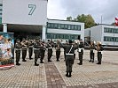 Die Militärmusik Vorarlberg spielt für die Besucherinnen.