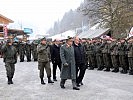 V.l: Brigadier Hufler, Nationalabgeordneter Bacher, Oberst Gann und Bürgermeister Koller beim Abschreiten der Front.