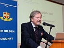 Der Leiter des Instituts für Strategie und Sicherheitspolitik, Erwin Schmidl, eröffnet den Vortragsabend.