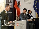 Brigadier Trischak führt in die Zielsetzungen seines Panels ein, im Hintergrund der syrische Flüchtling Zammar.