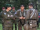 Soldaten der spanischen Armee interessieren sich für die gemeinsame Alpinausbildung.