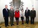 Delegationsteilnehmer mit dem Leiter der Führungsabteilung.