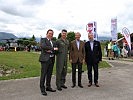 Oberst Peter Schinnerl, Landeshauptmann Wilfried Haslauer mit Journalisten der "Salzburger Nachrichten".