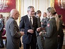 Van der Bellen und der Chef des Generalstabes, General Commenda, im Gespräch mit einer Absolventin.