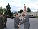 Oberst Moser übergibt die Insignie an Brigadier Stadlhofer.