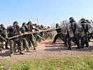 Die Soldaten der deutschen Kompanie beim Ordnungseinsatz an der Grenzstation.