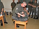 Oberstleutnant-Arzt Dr. Arno Trplan demonstrierte das neue Elektrokardiogramm.