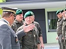 Brigadier Heinz Hufler stellt seine Stabsoffiziere vor.