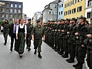 Abschreiten der Front, v.r.: Militärkommandant Generalmajor Herbert Bauer, der Kommandant des Jägerbataillons 24, Oberst Bernd Rott, die Abgeordnete zum Tiroler Landtag, Bettina Ellinger und der Kufsteiner Bürgermeister, Martin Krumschnabl.