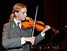 Gefreiter Anna Maria Trujic als Solistin mit der Violine.